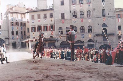 Foto Piero Vannuccini 1998: la sequenza della prima carriera di Martino Gianni ripresa da dietro il Buratto. Il giostratore biancoverde cancella in pieno 4 punti indiscutibili sulla direttrice del 4 lungo orizzontale. Per la “Croce” 4 punti importantissimi.