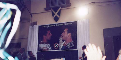 3 luglio in San Giusto: il palco d'onore, sormontato dall'enorme immagine di Enrico e Stefano, felici in piazza dopo la vittoria. Lo scatto di Falsetti era la foto ufficiale della festa per il trionfo ottenuto in giugno. (Foto Gino Raguzzi)